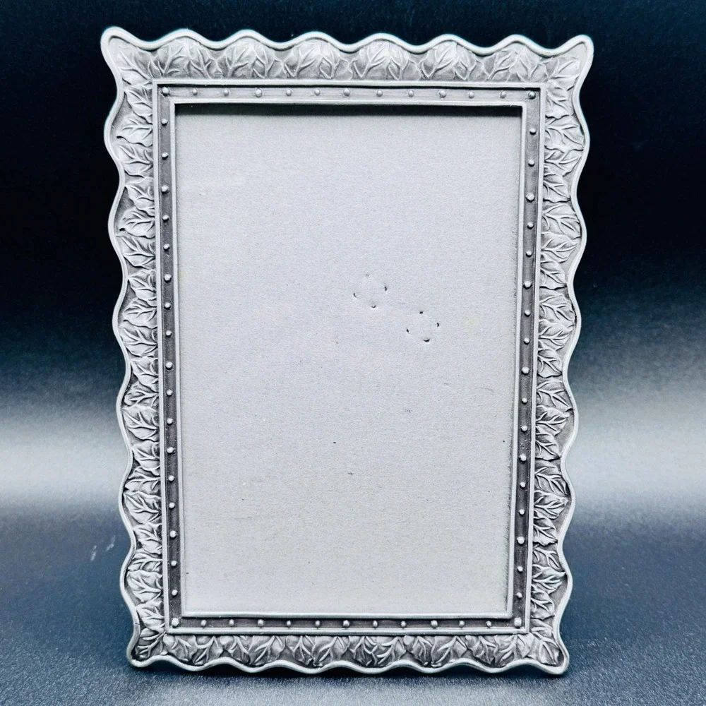 Vintage Ornate Silver Tone Leaf Scalloped Metal Picture Frame 4 X 6 Tabletop